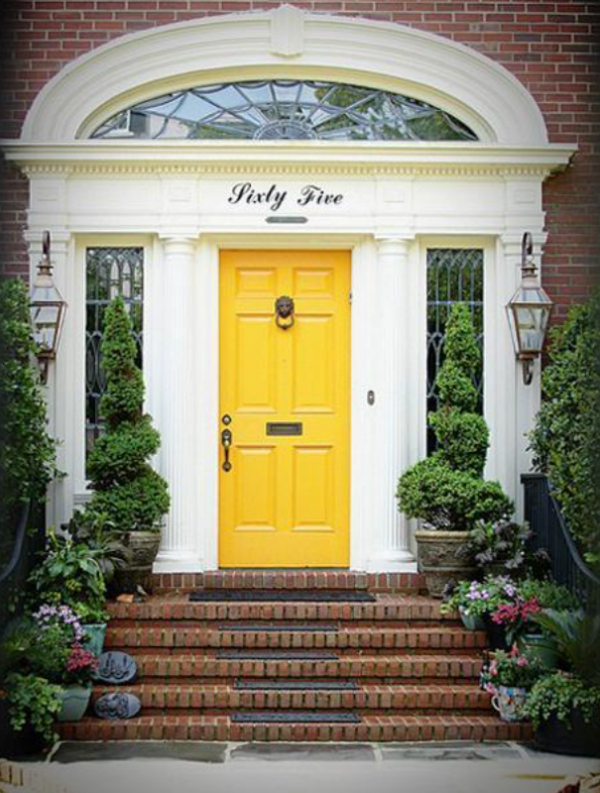 Pintu rumah dengan warna pintu yang kontras